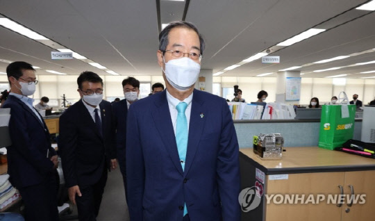 한덕수 국무총리가 9일 세종시 정부세종청사 교육부 인재양성정책과 방문을 마친 뒤 이동하고 있다.<사진:연합뉴스>